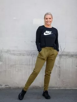 Nike Essential Long Sleeve Tee -Lee Butikk 11a3608 1