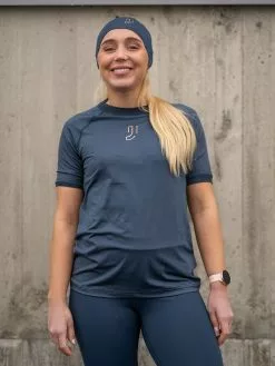 Johaug Shadow Tee -Lee Butikk jo 220604 mnavy 220222 1