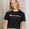 Champion Stitched Crop Tee 1 Champion Stitched Crop Tee -Lee Butikk k cp 115045 kk001 220506 1