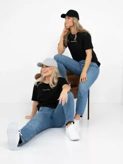 MOSS COPENHAGEN Terina Logo Tee 12 MOSS COPENHAGEN Terina Logo Tee -Lee Butikk k mc 17595 blackwhite 230210 fs 1