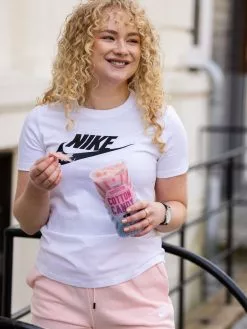 Nike Essential Tee -Lee Butikk k ni bv6169 100 220427 4