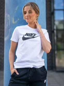 Nike Essential Tee