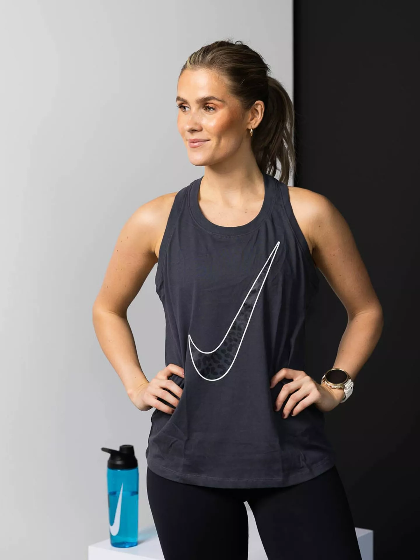 Nike One Dri-Fit Hook Tank 3 Nike One Dri-Fit Hook Tank