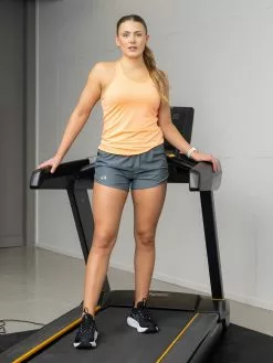 Under Armour Racer Tank 9 Under Armour Racer Tank -Lee Butikk k ua 1328962 906 230215 fs 4