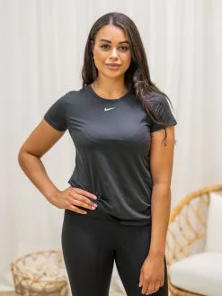 Nike One Short Sleeve Slim Top 18 Nike One Short Sleeve Slim Top -Lee Butikk ni dd0626 010 210730 1