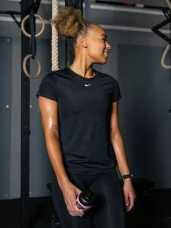 Nike One Short Sleeve Slim Top 21 Nike One Short Sleeve Slim Top -Lee Butikk ni dd0626 010 211027 2