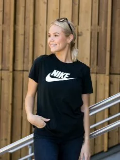 Nike Essential Tee